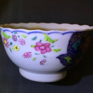 Un ensemble de 5 tasses et 3 soucoupes à décor "feuille de tabac" en porcelaine de Chine famille rose, Qianlong, 18ème — photo 16