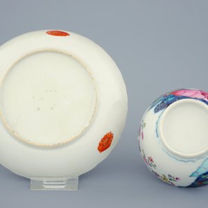 Un ensemble de 5 tasses et 3 soucoupes à décor "feuille de tabac" en porcelaine de Chine famille rose, Qianlong, 18ème — photo 3