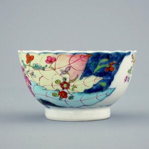 Un ensemble de 5 tasses et 3 soucoupes à décor "feuille de tabac" en porcelaine de Chine famille rose, Qianlong, 18ème — photo 5