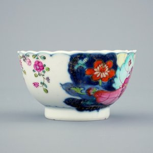 Un ensemble de 5 tasses et 3 soucoupes à décor "feuille de tabac" en porcelaine de Chine famille rose, Qianlong, 18ème — photo 7