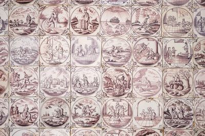 Un ensemble de 64 carreaux en faïence de Delft manganèse aux sujets religieux, 18ème