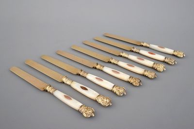 Un ensemble de 8 couteaux en argent Vieillard et nacre, 19ème siècle