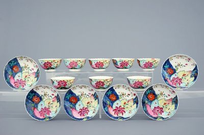 Un ensemble de 8 grandes tasses et 6 soucoupes à décor "feuille de tabac" en porcelaine de Chine famille rose, Qianlong, 18ème