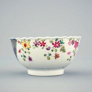 Un ensemble de 8 grandes tasses et 6 soucoupes à décor "feuille de tabac" en porcelaine de Chine famille rose, Qianlong, 18ème — photo 6