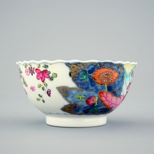 Un ensemble de 8 grandes tasses et 6 soucoupes à décor "feuille de tabac" en porcelaine de Chine famille rose, Qianlong, 18ème — photo 7