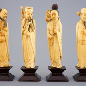 Un ensemble de 8 "Immortels" en ivoire sculpté sur socles en bois, 19ème — photo 6
