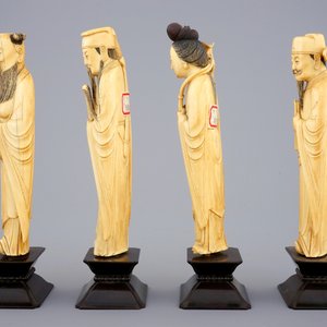 Un ensemble de 8 "Immortels" en ivoire sculpté sur socles en bois, 19ème — photo 7