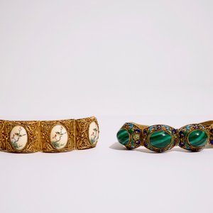 Un ensemble de bijoux en argent doré et émaillé, ivoire peint et malachite, début du 20ème — photo 3
