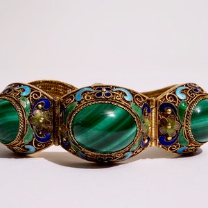 Un ensemble de bijoux en argent doré et émaillé, ivoire peint et malachite, début du 20ème — photo 5