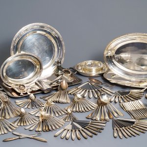 Un ensemble de couverts et vaisselle en métal argenté, Christofle, France, 20ème — photo 2