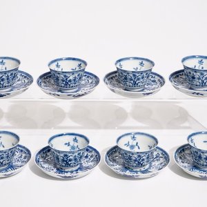 Un ensemble de huit tasses et soucoupes en porcelaine de Chine bleu et blanc, 19ème — photo 1
