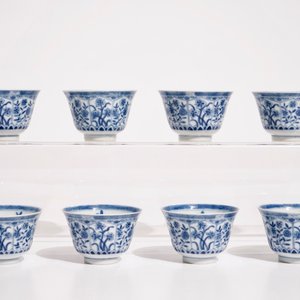 Un ensemble de huit tasses et soucoupes en porcelaine de Chine bleu et blanc, 19ème — photo 6
