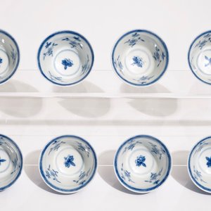 Un ensemble de huit tasses et soucoupes en porcelaine de Chine bleu et blanc, 19ème — photo 8