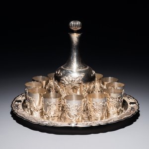 Un ensemble de liqueur sur présentoir en argent à décor de dragons, Chine, 19/20ème — photo 1