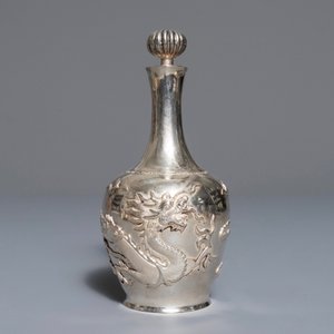 Un ensemble de liqueur sur présentoir en argent à décor de dragons, Chine, 19/20ème — photo 11