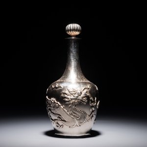 Un ensemble de liqueur sur présentoir en argent à décor de dragons, Chine, 19/20ème — photo 2
