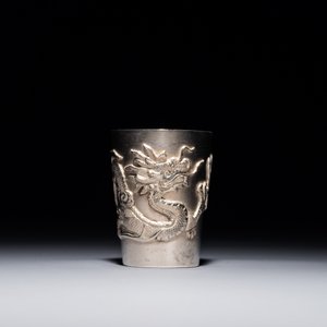 Un ensemble de liqueur sur présentoir en argent à décor de dragons, Chine, 19/20ème — photo 3