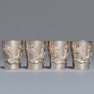 Un ensemble de liqueur sur présentoir en argent à décor de dragons, Chine, 19/20ème — photo 8