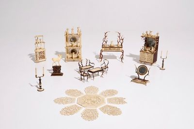 Un ensemble de mobilier miniature pour une maison de poupée, France, 19ème