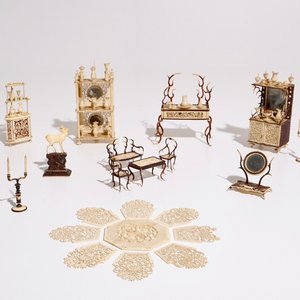 Un ensemble de mobilier miniature pour une maison de poupée, France, 19ème — photo 1