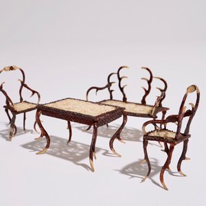 Un ensemble de mobilier miniature pour une maison de poupée, France, 19ème — photo 3