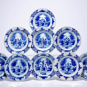 Un ensemble de neuf assiettes en faïence de Delft bleu et blanc, 18ème — photo 1