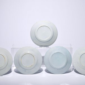 Un ensemble de neuf assiettes en faïence de Delft bleu et blanc, 18ème — photo 3