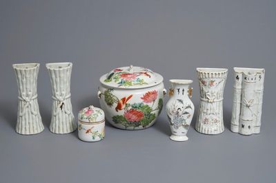 Un ensemble de pièces en porcelaine de Chine qianjiang cai et famille rose, 19/20ème