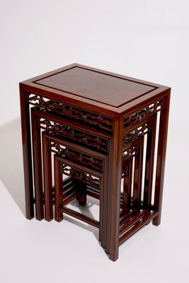 Un ensemble de quatre tables gigognes en bois sculpté, Chine, 20ème