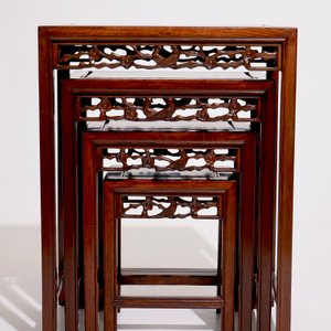 Un ensemble de quatre tables gigognes en bois sculpté, Chine, 20ème — photo 2
