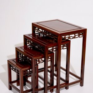Un ensemble de quatre tables gigognes en bois sculpté, Chine, 20ème — photo 3