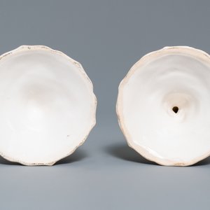 Un ensemble de six bougeoirs en faïence blanche stannifère, France, 18ème — photo 6