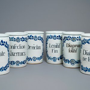 Un ensemble de six grands pots de pharmacie de type albarello en bleu et blanc, Nevers, France, 18ème — photo 1