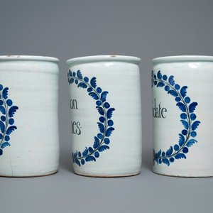 Un ensemble de six grands pots de pharmacie de type albarello en bleu et blanc, Nevers, France, 18ème — photo 11