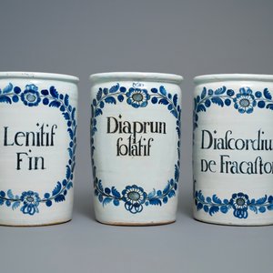 Un ensemble de six grands pots de pharmacie de type albarello en bleu et blanc, Nevers, France, 18ème — photo 2