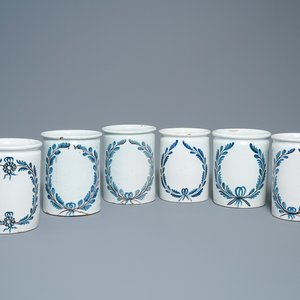 Un ensemble de six pots de pharmacie de type albarello en bleu, blanc et manganèse, Nevers, France, 18ème — photo 1