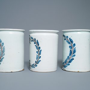 Un ensemble de six pots de pharmacie de type albarello en bleu, blanc et manganèse, Nevers, France, 18ème — photo 11