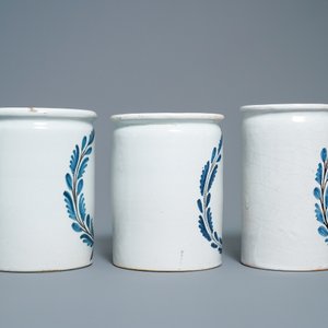 Un ensemble de six pots de pharmacie de type albarello en bleu, blanc et manganèse, Nevers, France, 18ème — photo 3