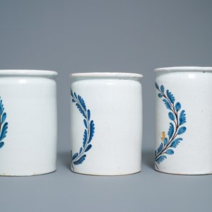 Un ensemble de six pots de pharmacie de type albarello en bleu, blanc et manganèse, Nevers, France, 18ème — photo 5