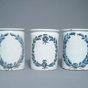 Un ensemble de six pots de pharmacie de type albarello en bleu, blanc et manganèse, Nevers, France, 18ème — photo 8