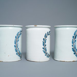 Un ensemble de six pots de pharmacie de type albarello en bleu, blanc et manganèse, Nevers, France, 18ème — photo 9