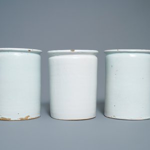 Un ensemble de six pots de pharmacie de type albarello en bleu, blanc et manganèse, Nevers, France, 18ème — photo 10
