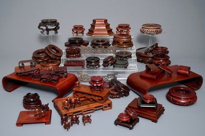 Un ensemble de socles en bois sculpté, Chine, 19/20ème