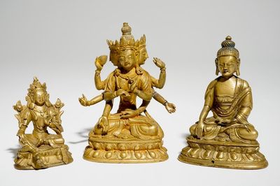 Un ensemble de trois figures de Tara et Bouddha en bronze doré, 18/19ème