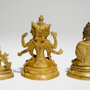 Un ensemble de trois figures de Tara et Bouddha en bronze doré, 18/19ème — photo 4