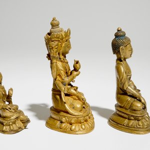 Un ensemble de trois figures de Tara et Bouddha en bronze doré, 18/19ème — photo 5