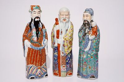 Un ensemble de trois figures d'immortels en porcelaine de Chine famille rose, 19/20ème