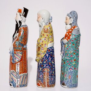Un ensemble de trois figures d'immortels en porcelaine de Chine famille rose, 19/20ème — photo 3