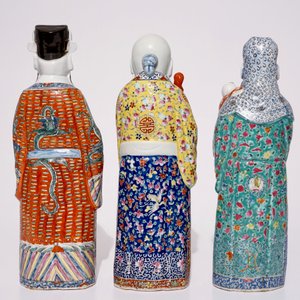 Un ensemble de trois figures d'immortels en porcelaine de Chine famille rose, 19/20ème — photo 4
