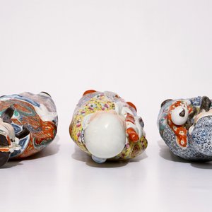 Un ensemble de trois figures d'immortels en porcelaine de Chine famille rose, 19/20ème — photo 7